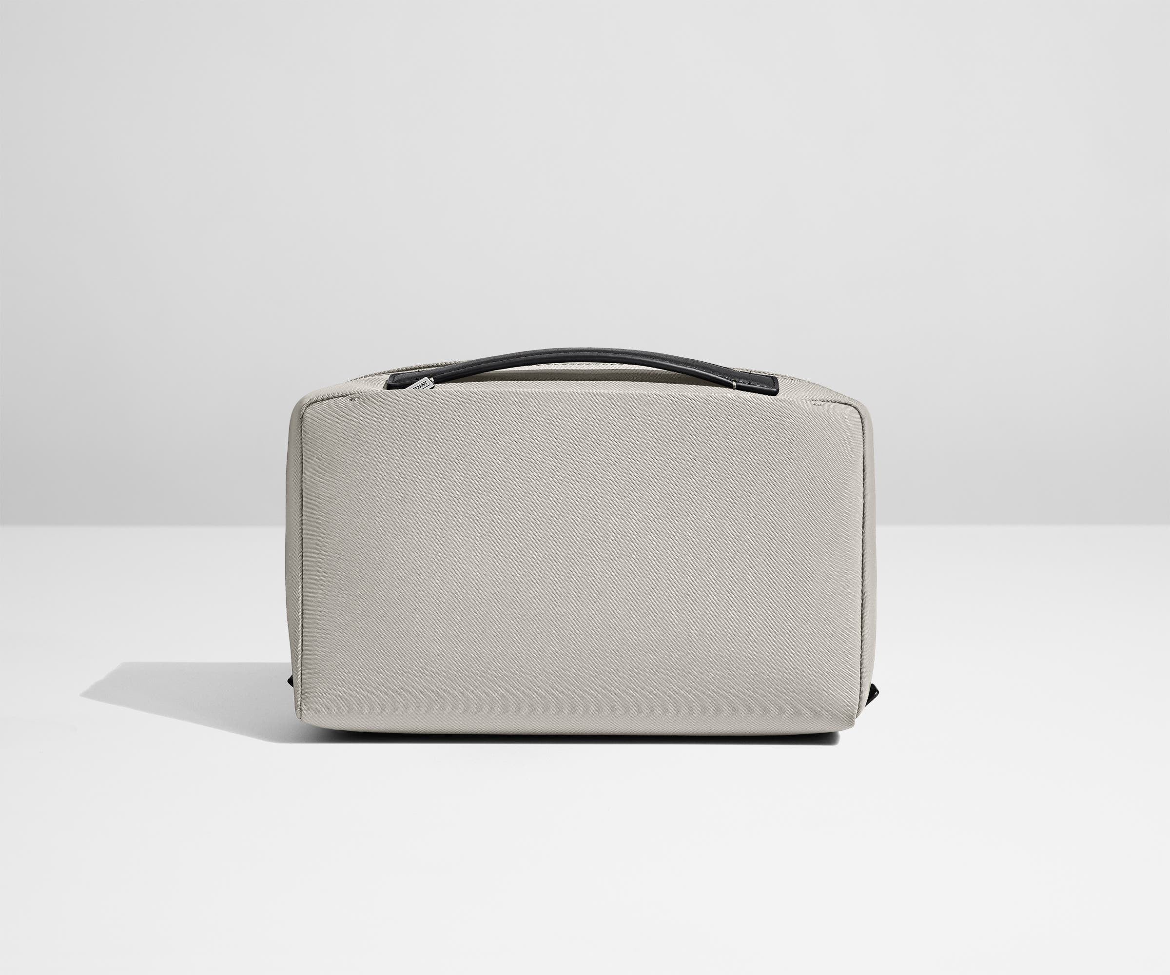 The Large Toiletry Bag in Cloud Gray - Image 3