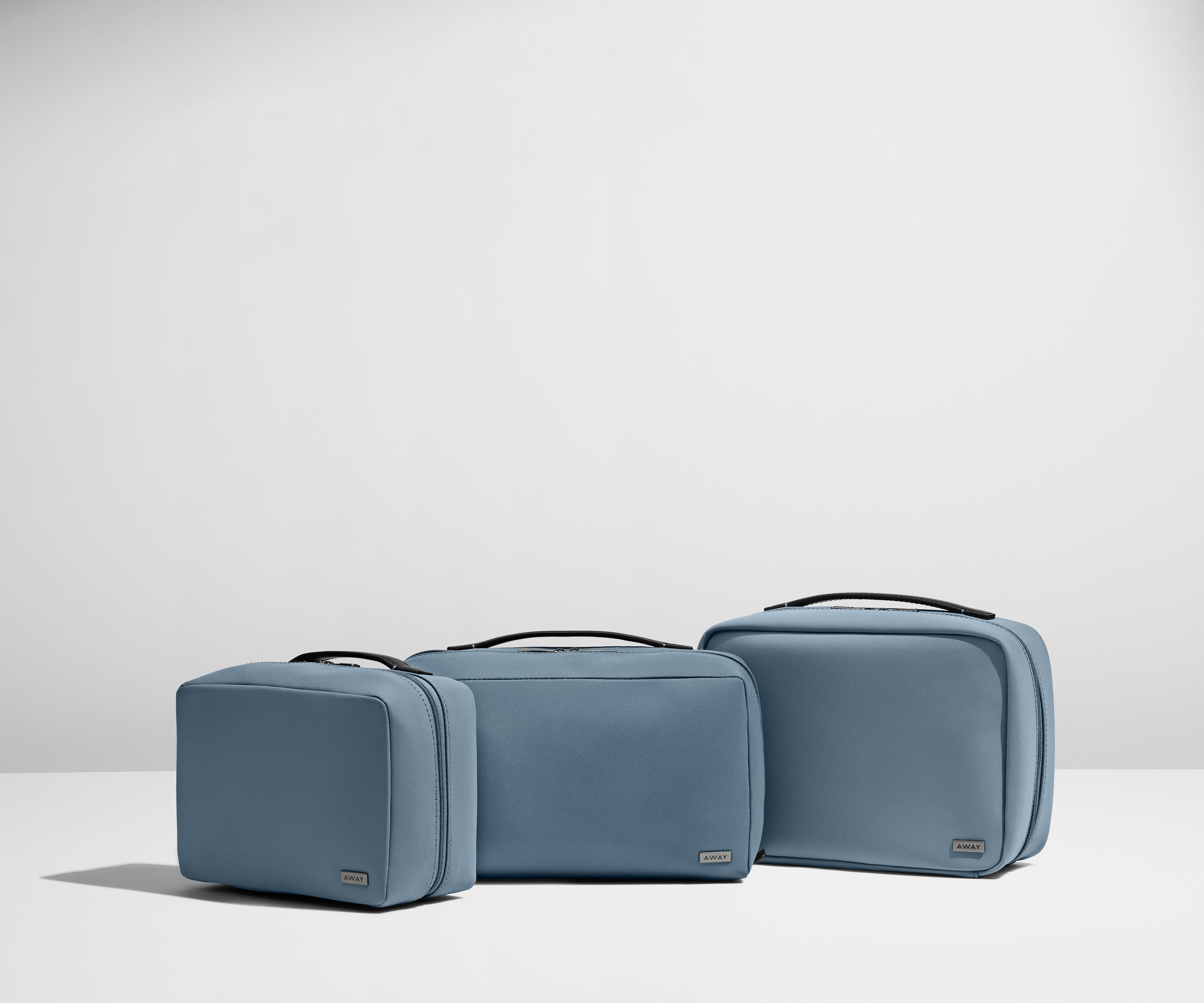The Large Toiletry Bag in Cloud Gray - Image 5